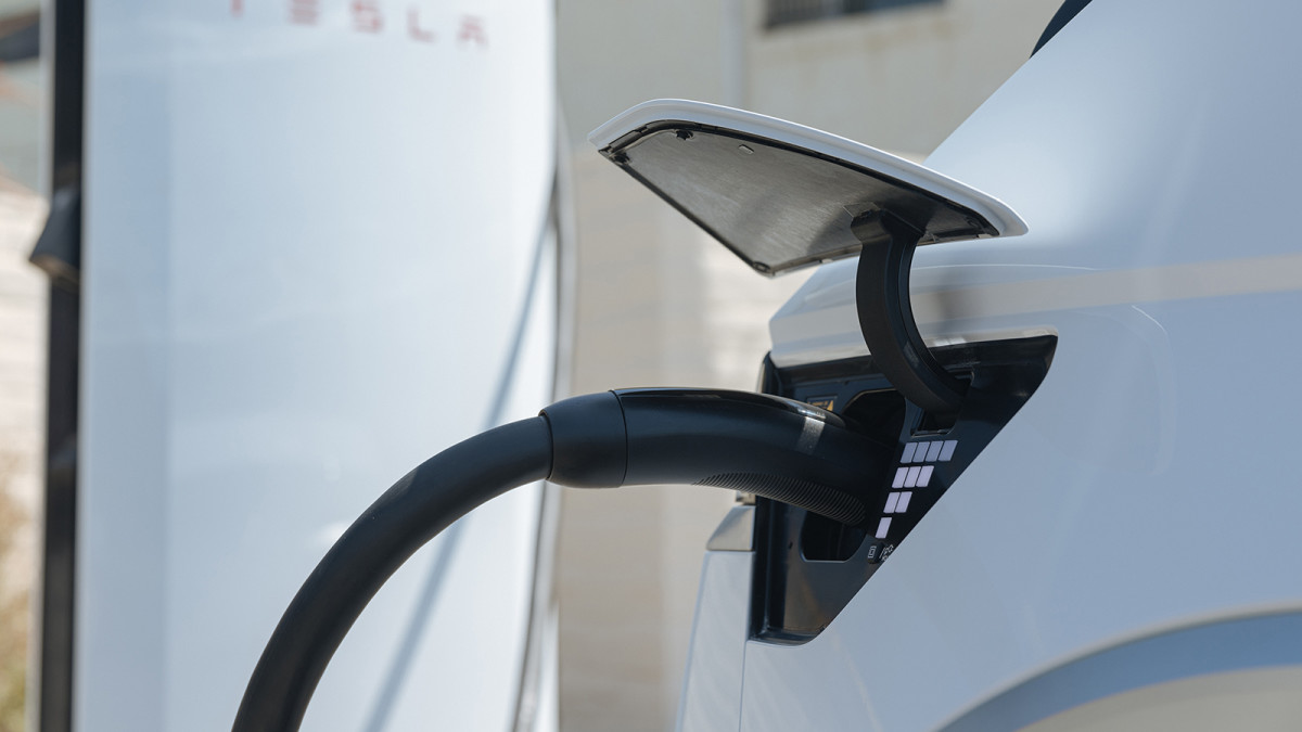 Hyundai EV Charging at Tesla super charging station with NACS DC to ccs1 adapter