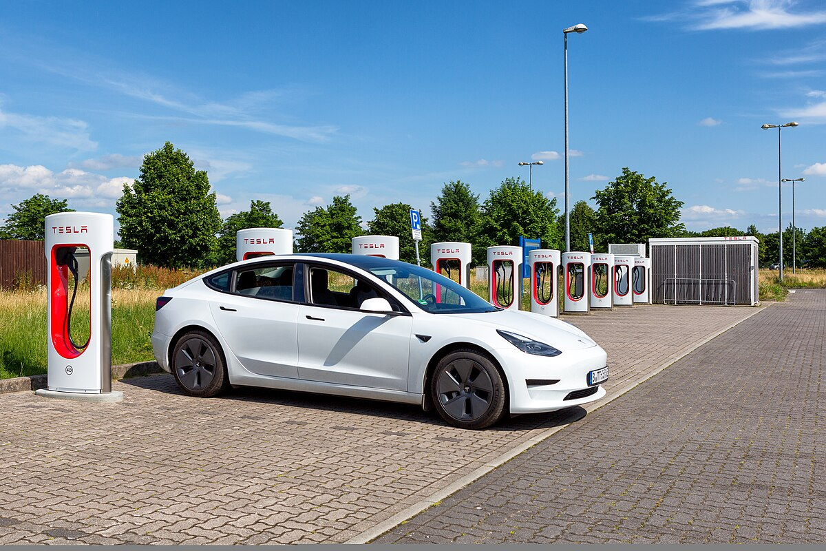Is Using the Included Level 1 Tesla Charger Against NEC 625 and HOA Regulations?