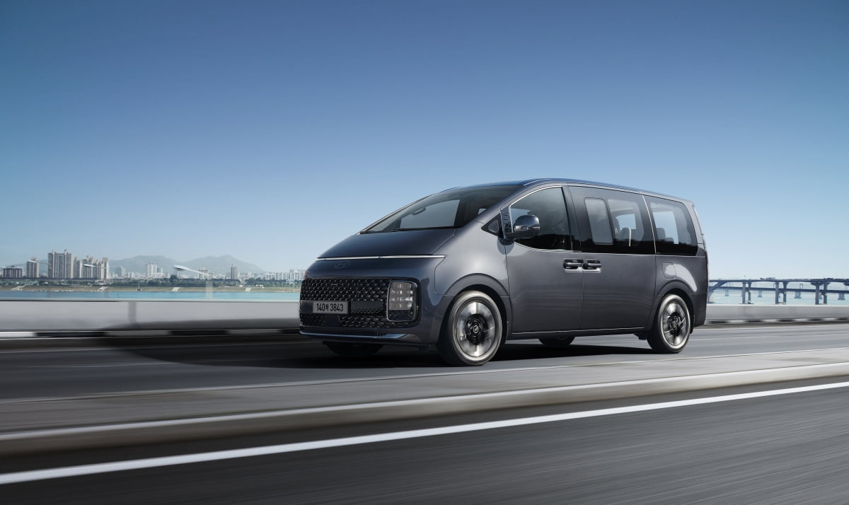 Hyundai Prepares Its Largest Electric Van for European Debut